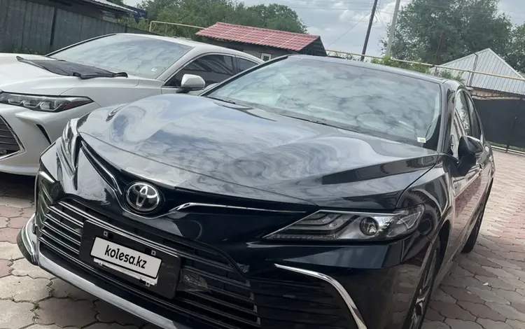 Toyota Camry 2023 года за 15 300 000 тг. в Алматы