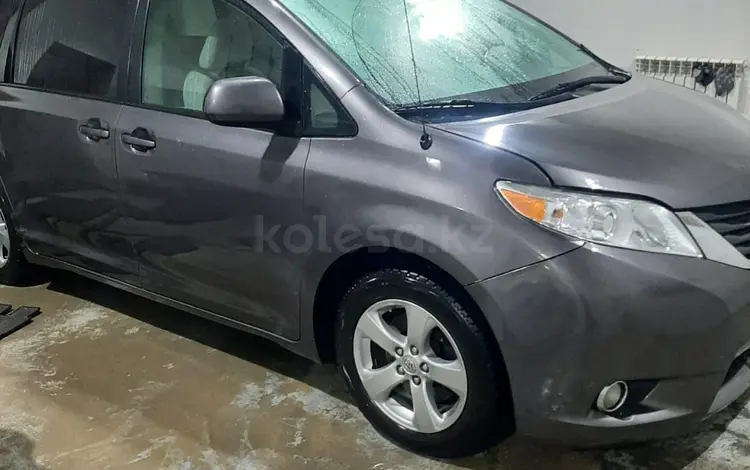 Toyota Sienna 2014 годаfor8 200 000 тг. в Жанаозен