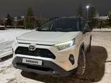 Toyota RAV4 2021 года за 15 200 000 тг. в Астана