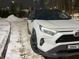 Toyota RAV4 2021 года за 15 200 000 тг. в Астана – фото 2
