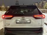 Toyota RAV4 2021 года за 15 200 000 тг. в Астана – фото 5