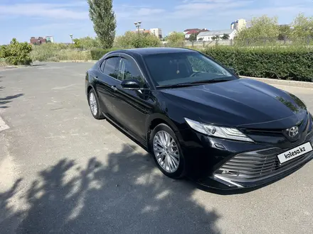 Toyota Camry 2019 года за 12 000 000 тг. в Атырау – фото 2