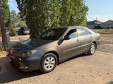 Toyota Camry 2004 года за 4 500 000 тг. в Актобе – фото 2