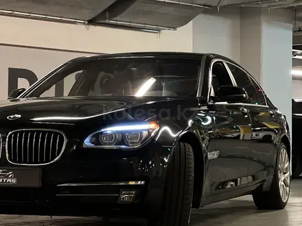 BMW 750 2014 года за 10 000 000 тг. в Алматы – фото 18