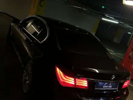 BMW 750 2014 года за 10 000 000 тг. в Алматы – фото 23