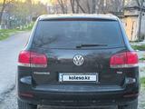 Volkswagen Touareg 2005 года за 3 500 000 тг. в Шымкент – фото 2