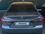 Toyota Camry 2025 года за 24 500 000 тг. в Актобе – фото 2