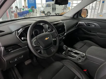 Chevrolet Traverse Premier 2022 года за 24 490 000 тг. в Актобе – фото 4