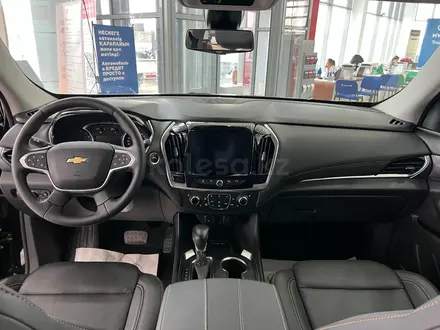 Chevrolet Traverse Premier 2022 года за 24 490 000 тг. в Актобе – фото 5