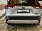 Toyota RAV4 2021 года за 13 800 000 тг. в Уральск – фото 4