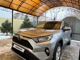 Toyota RAV4 2021 года за 13 800 000 тг. в Уральск
