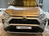 Toyota RAV4 2021 года за 13 800 000 тг. в Уральск – фото 3