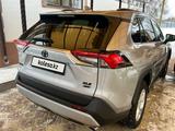 Toyota RAV4 2021 года за 13 800 000 тг. в Уральск – фото 2