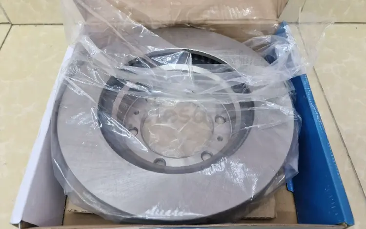 Передний тормозной диск на внедорожники Тойота за 22 000 тг. в Астана