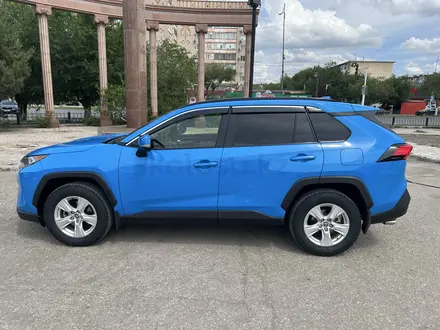 Toyota RAV4 2021 года за 15 500 000 тг. в Актобе – фото 3