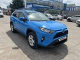 Toyota RAV4 2021 года за 15 500 000 тг. в Актобе – фото 2