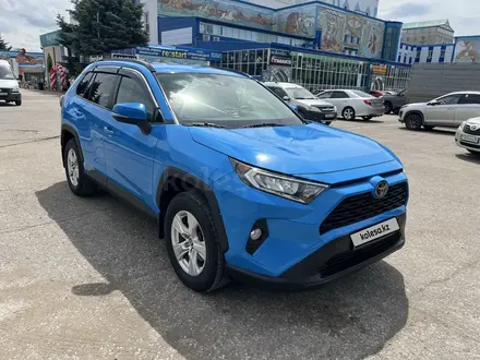 Toyota RAV4 2021 года за 15 500 000 тг. в Актобе – фото 2