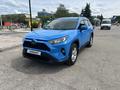 Toyota RAV4 2021 года за 15 500 000 тг. в Актобе