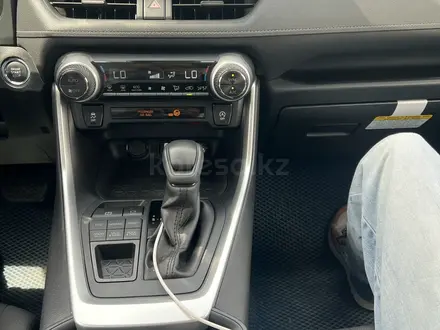 Toyota RAV4 2021 года за 15 500 000 тг. в Актобе – фото 8