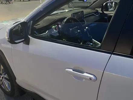 Toyota RAV4 2021 года за 18 350 000 тг. в Актобе – фото 5