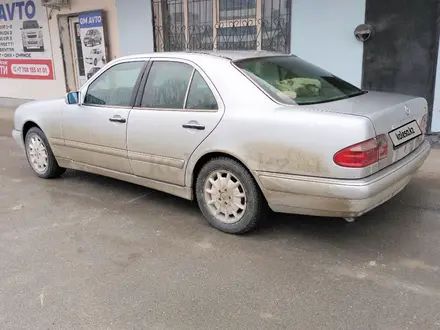 Mercedes-Benz E 280 1996 года за 2 800 000 тг. в Актау – фото 2