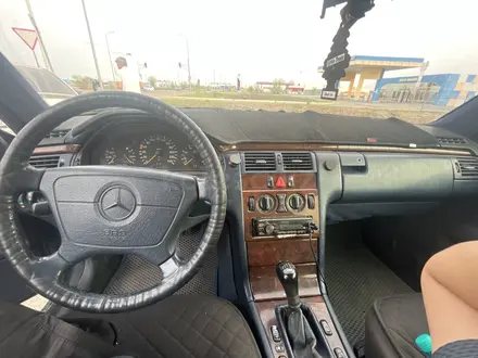 Mercedes-Benz E 230 1995 года за 2 400 000 тг. в Уральск