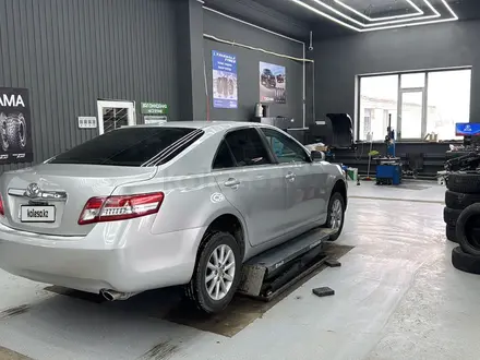 Toyota Camry 2011 года за 6 500 000 тг. в Атырау – фото 2