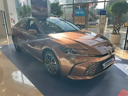 Toyota Camry Luxe eCVT 2025 года за 26 190 000 тг. в Алматы