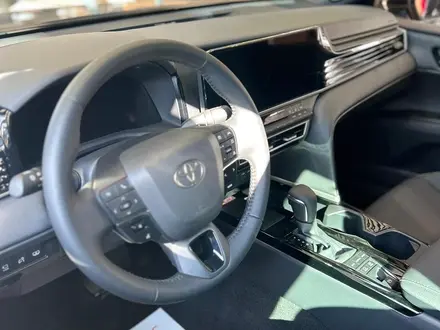 Toyota Camry Luxe eCVT 2025 года за 26 190 000 тг. в Алматы – фото 5