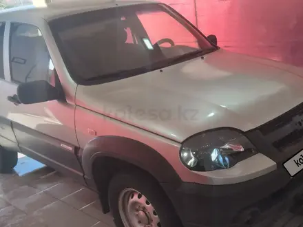 Chevrolet Niva 2009 года за 1 500 000 тг. в Атырау – фото 3