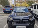 Toyota RAV4 2019 года за 16 000 000 тг. в Атырау