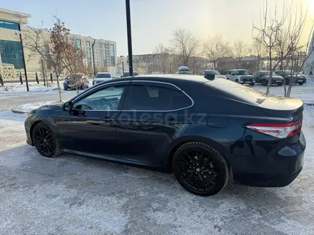 Toyota Camry 2018 года за 11 000 000 тг. в Павлодар – фото 2