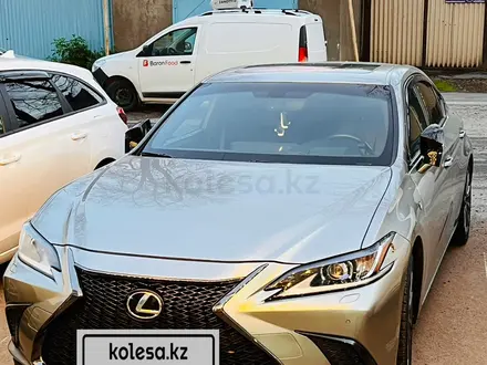 Lexus ES 350 2018 года за 23 000 000 тг. в Алматы