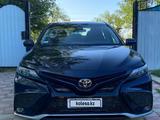 Toyota Camry 2021 года за 8 000 000 тг. в Актобе – фото 4