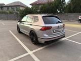 Volkswagen Tiguan 2022 года за 17 490 000 тг. в Алматы – фото 4