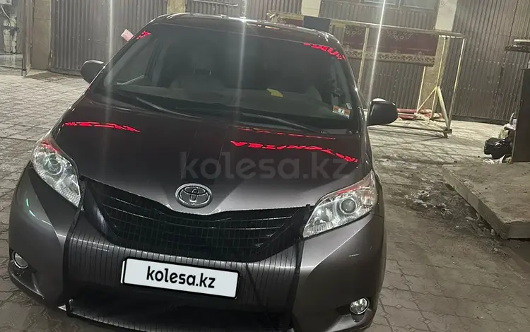 Toyota Sienna 2015 годаfor13 500 000 тг. в Алматы