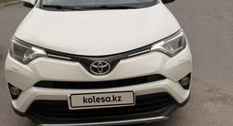 Toyota RAV4 2015 года за 11 300 000 тг. в Жезказган