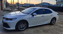 Toyota Camry 2022 года за 15 200 000 тг. в Атырау – фото 2