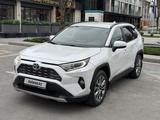 Toyota RAV4 2021 года за 14 500 000 тг. в Шымкент