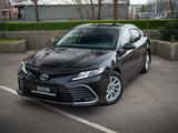 Toyota Camry 2021 года за 18 500 000 тг. в Алматы – фото 3