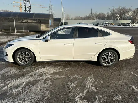 Hyundai Sonata 2021 года за 11 800 000 тг. в Алматы – фото 2