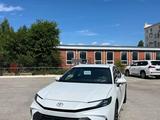 Toyota Camry Luxe 2025 года за 23 290 000 тг. в Актобе