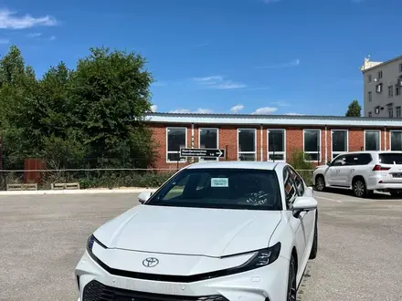 Toyota Camry Luxe 2025 года за 24 190 000 тг. в Актобе – фото 2