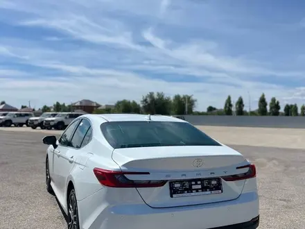 Toyota Camry Luxe 2025 года за 24 190 000 тг. в Актобе – фото 3