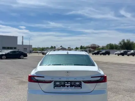 Toyota Camry Luxe 2025 года за 24 190 000 тг. в Актобе – фото 4