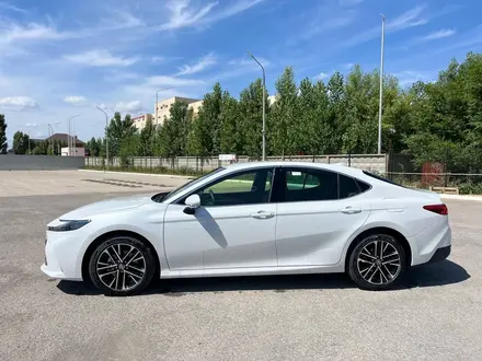 Toyota Camry Luxe 2025 года за 24 190 000 тг. в Актобе – фото 5