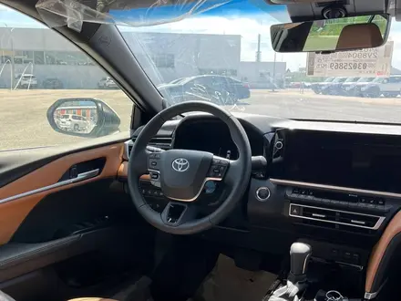 Toyota Camry Luxe 2025 года за 24 190 000 тг. в Актобе – фото 6