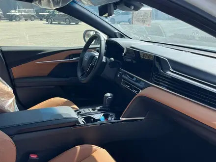Toyota Camry Luxe 2025 года за 24 190 000 тг. в Актобе – фото 7