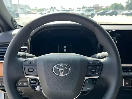 Toyota Camry Luxe 2025 года за 24 190 000 тг. в Актобе – фото 8