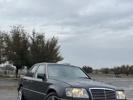 Mercedes-Benz E 220 1995 года за 1 600 000 тг. в Тараз – фото 2